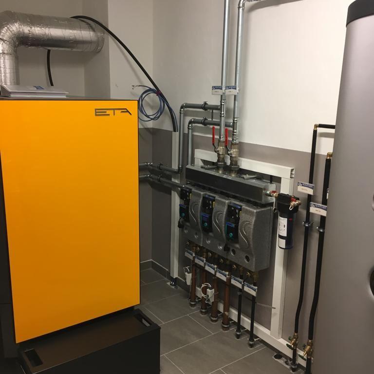 Eta Hackgutkessel und Heizkreisverteiler