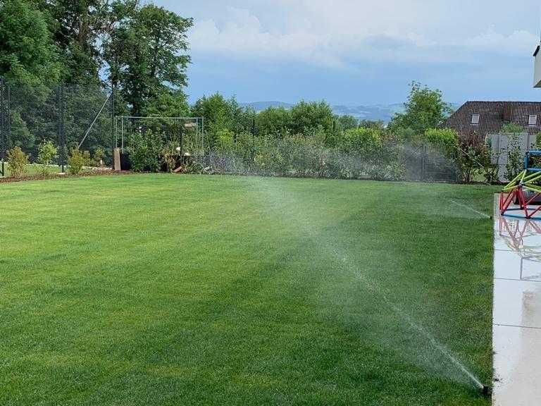 Rasenbewässerung durch Versenkregner
