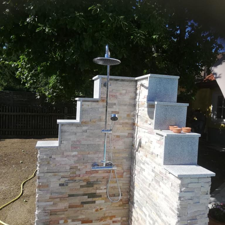 Gemauerter Duschbereich im Garten